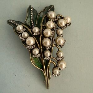 Elegant Heidi Daus artificial Pearl and Crystal Brooch